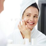 ¿Cuál es el factor que más maltrata la piel de una mujer?